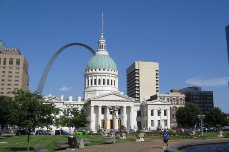 St. Louis couthouse with the St. Louis arch in the background.